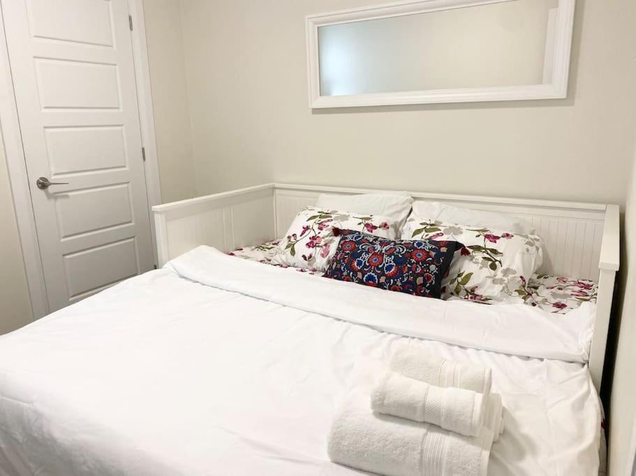 Beautiful Walk Out Basement Apartment In Pickering Near Beach Eksteriør billede