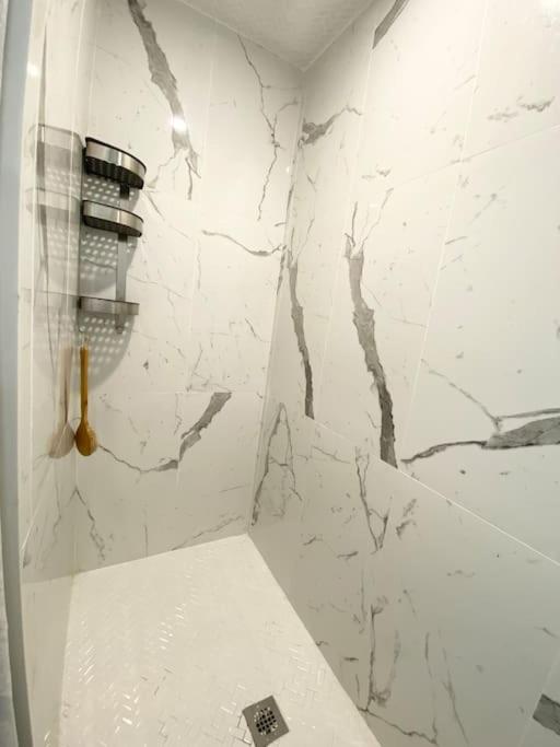 Beautiful Walk Out Basement Apartment In Pickering Near Beach Eksteriør billede