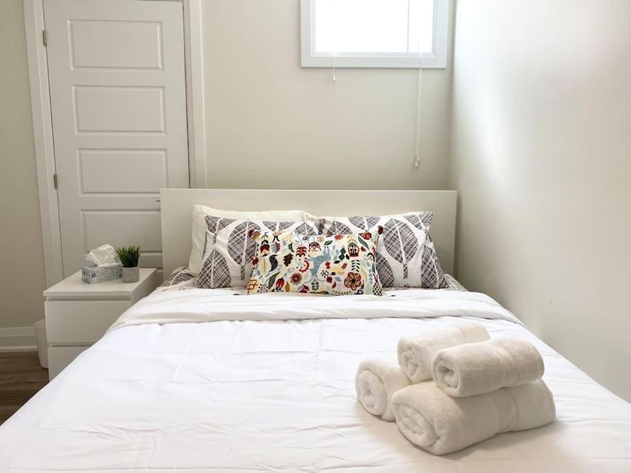 Beautiful Walk Out Basement Apartment In Pickering Near Beach Eksteriør billede